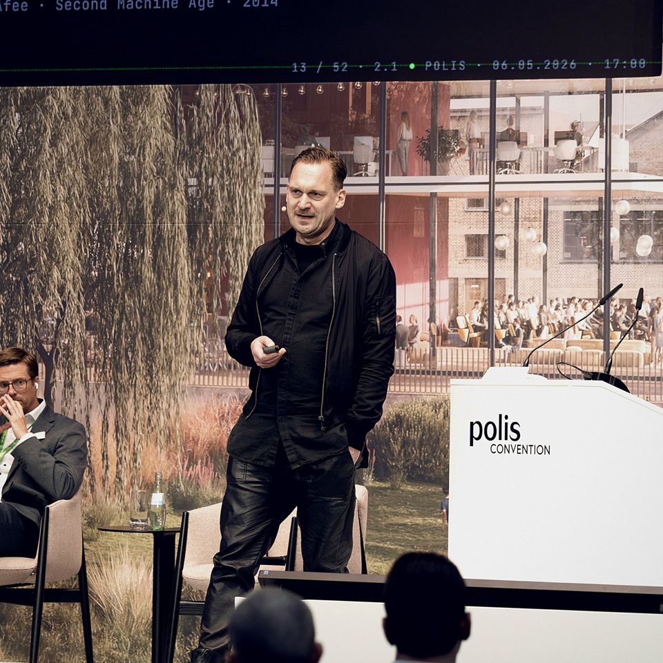 Christopher Peterka eröffnet auf der polis-Kongress-Hauptbühne das Panel „Ich bin schlau — Wie KI & DATA die Planung grundlegend verändern“.